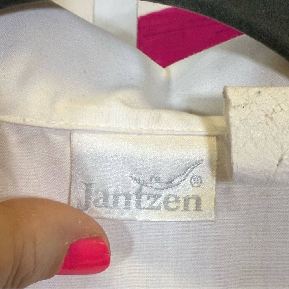 Jantzen, Vintage White Button-Up Shirt with Floral Pocket. Similar to size Large - Picture 3 of 5